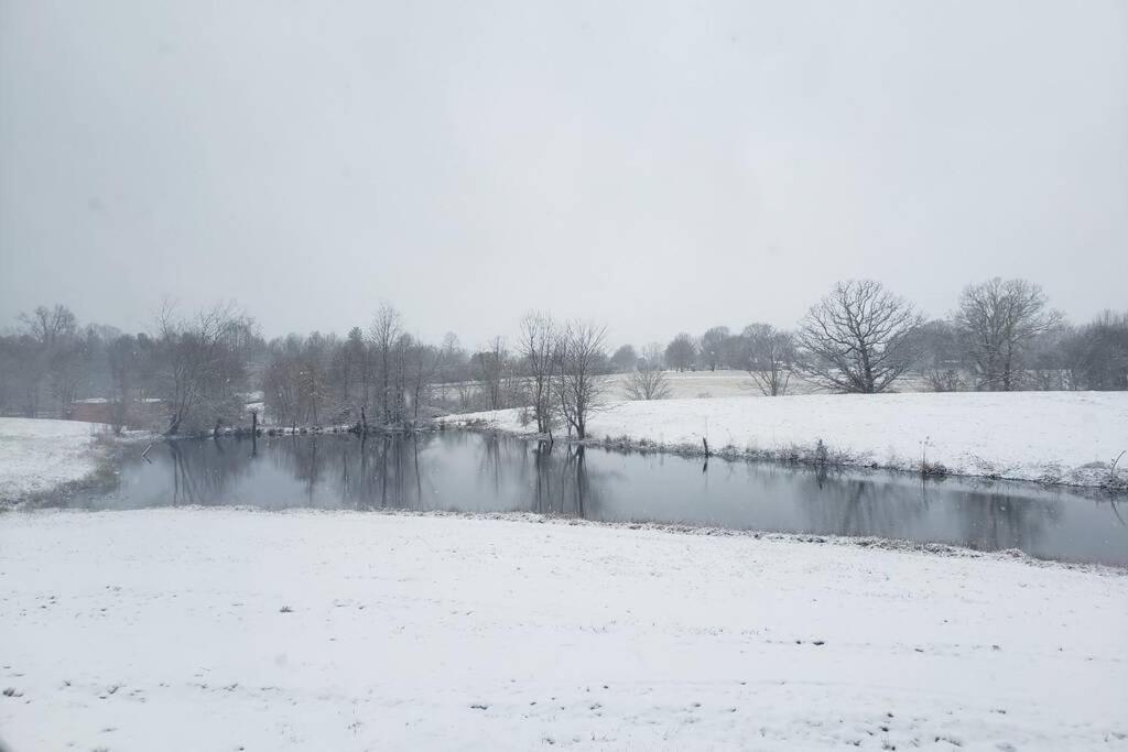 Вилла Little House By The Pond Oneida Экстерьер фото